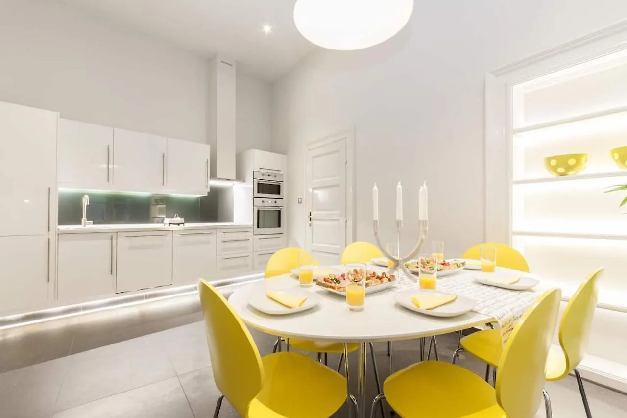 Bpr Sophisticated Astoria Suite With Balcony Budapest 0*,